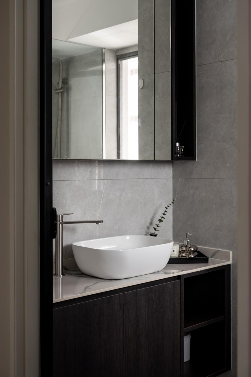 Transitional Bathroom with Countertop and Homogeneous Tiles