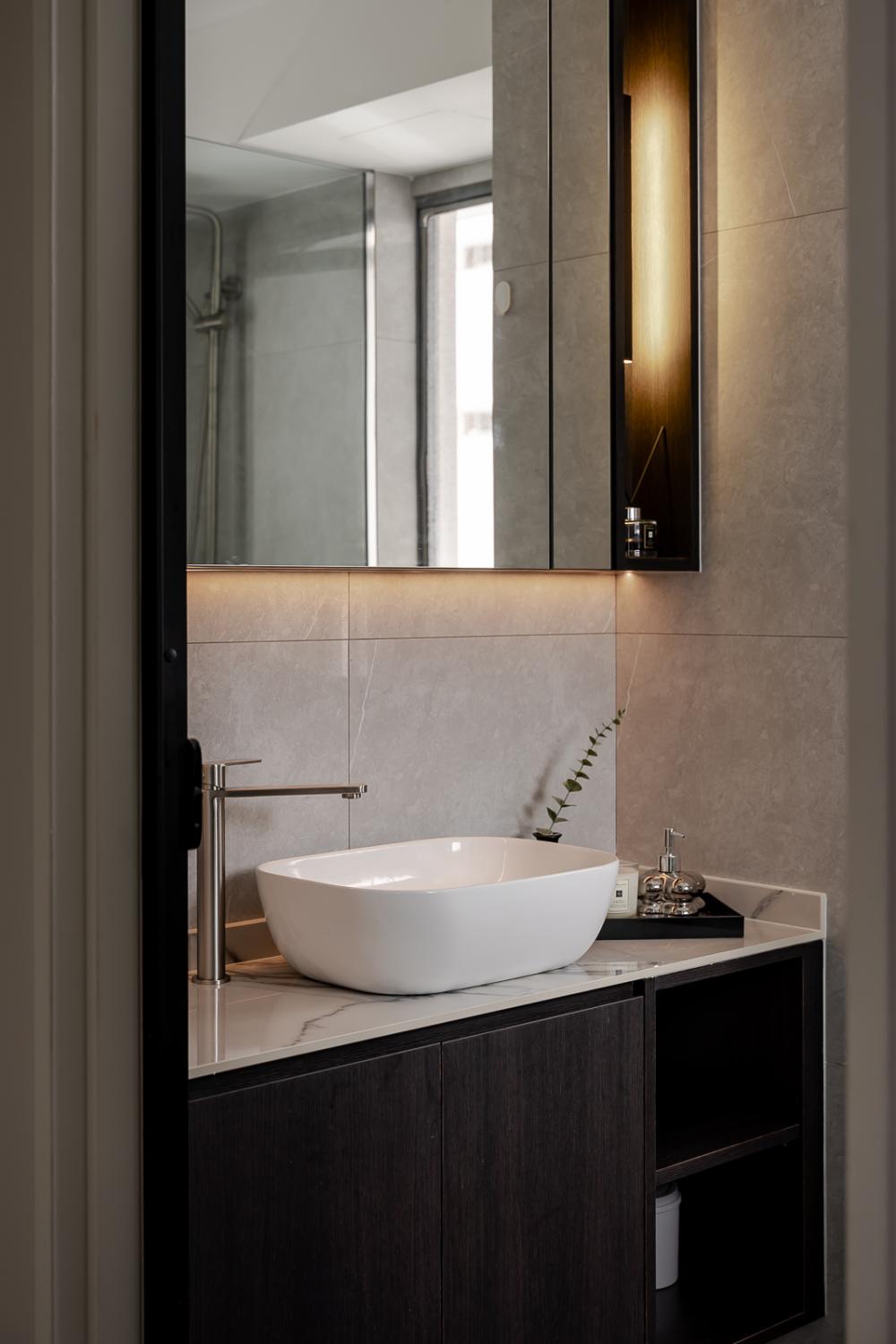 Transitional Bathroom with Countertop and Homogeneous Tiles