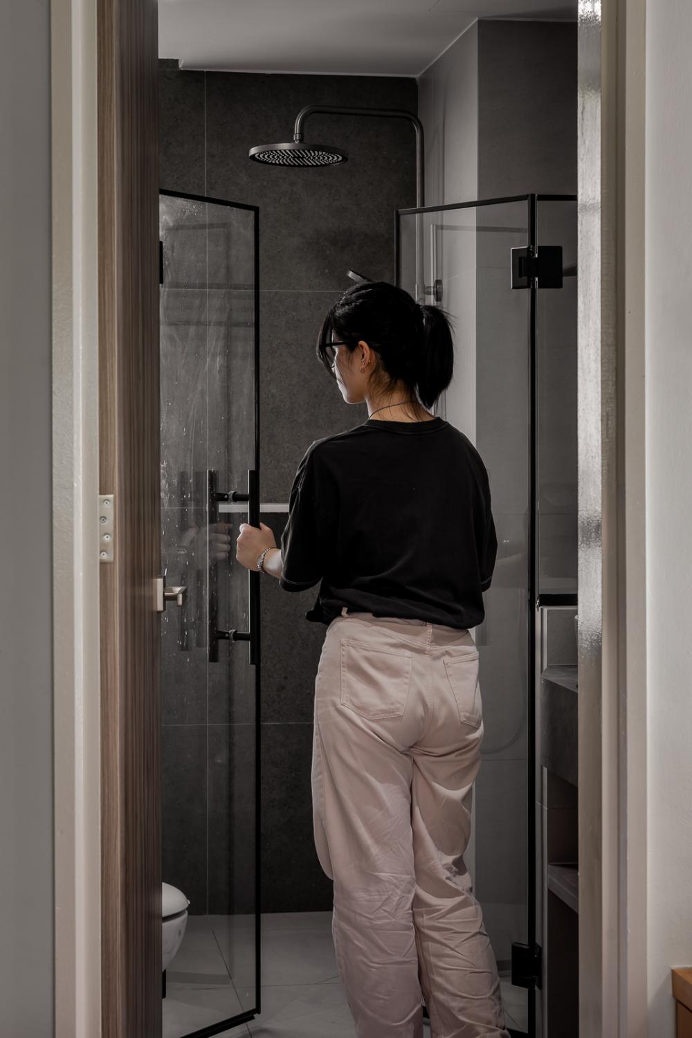 Modern Bathroom with Homogeneous Tiles and Shower Screen