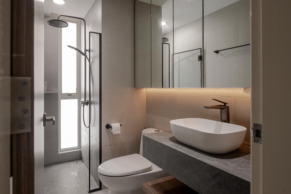 Modern Bathroom with Countertop and Homogeneous Tiles