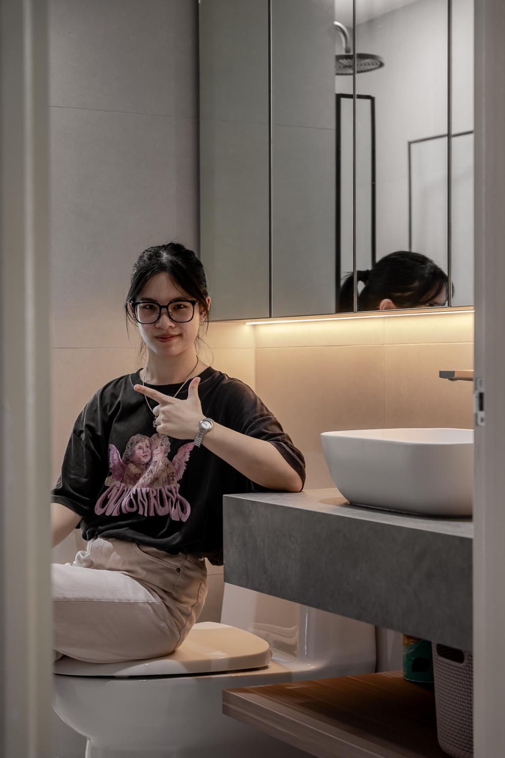 Modern Bathroom with Countertop and Homogeneous Tiles