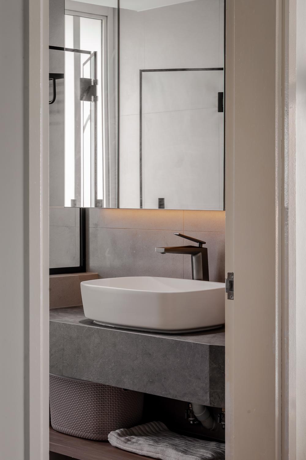 Modern Bathroom with Countertop and Homogeneous Tiles