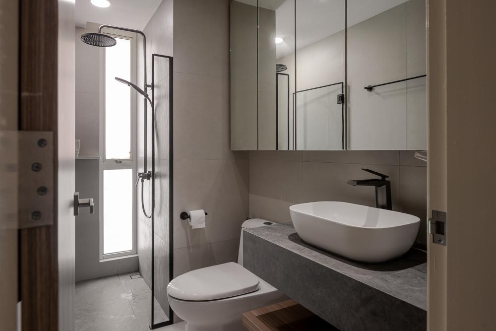 Modern Bathroom with Countertop and Homogeneous Tiles
