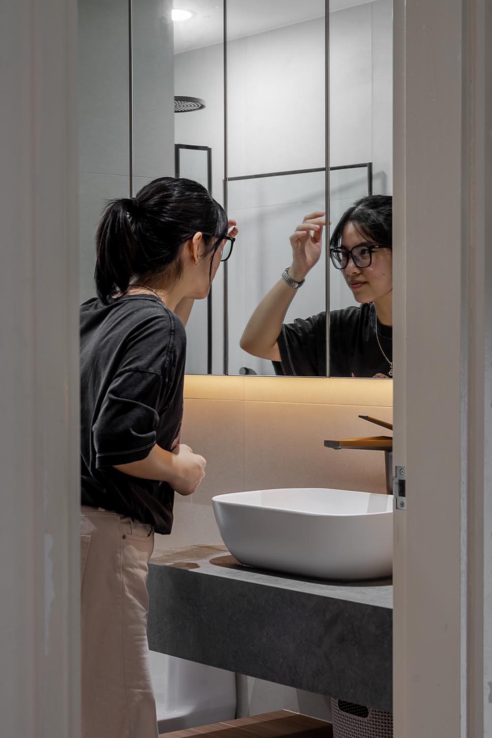 Modern Bathroom with Countertop and Homogeneous Tiles