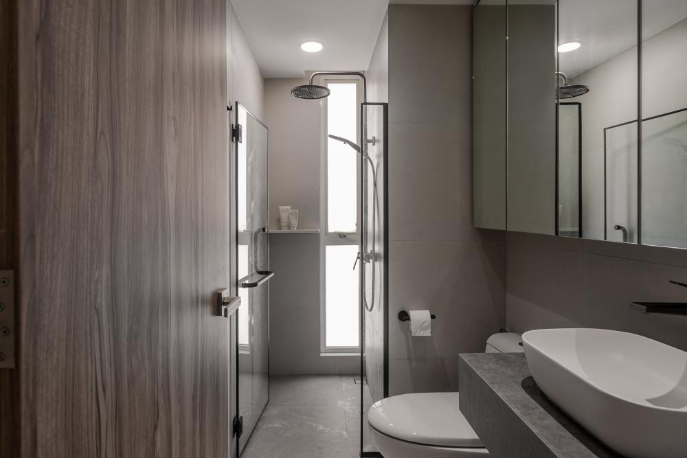 Modern Bathroom with Countertop and Homogeneous Tiles