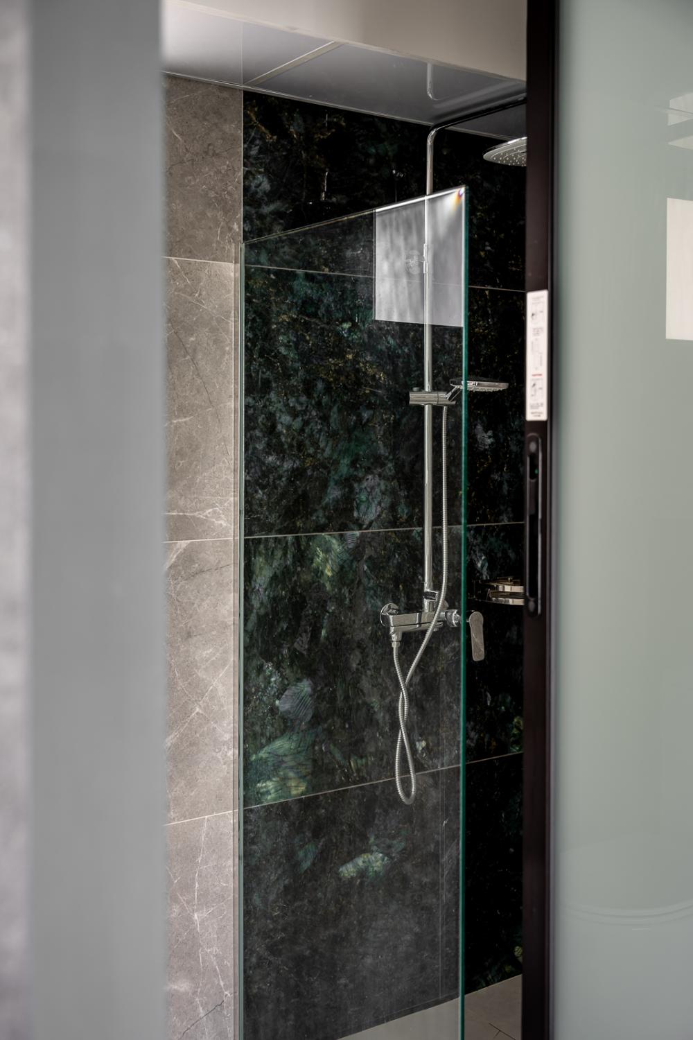 Industrial Bathroom with Homogeneous Tiles and Shower Screen
