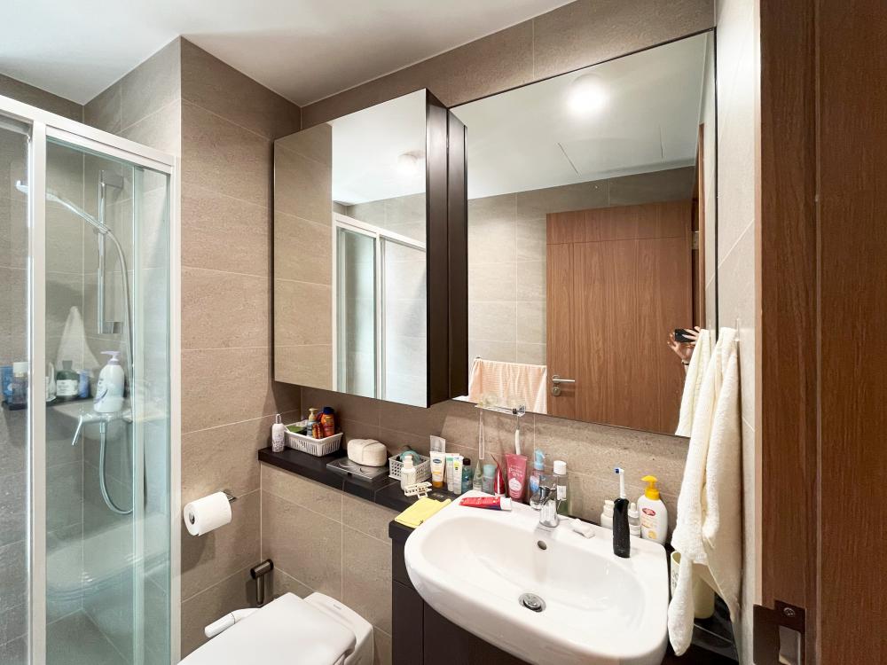 Asian Bathroom with Countertop and Homogeneous Tiles