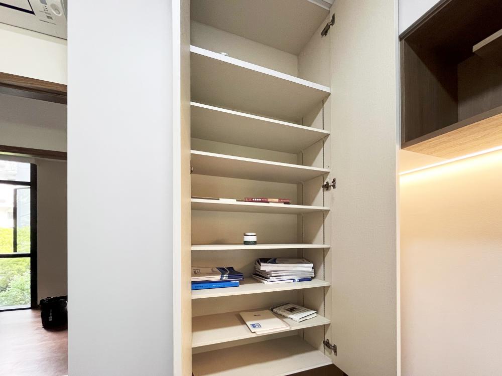 Minimalist Living Room with Bookshelf and Settee