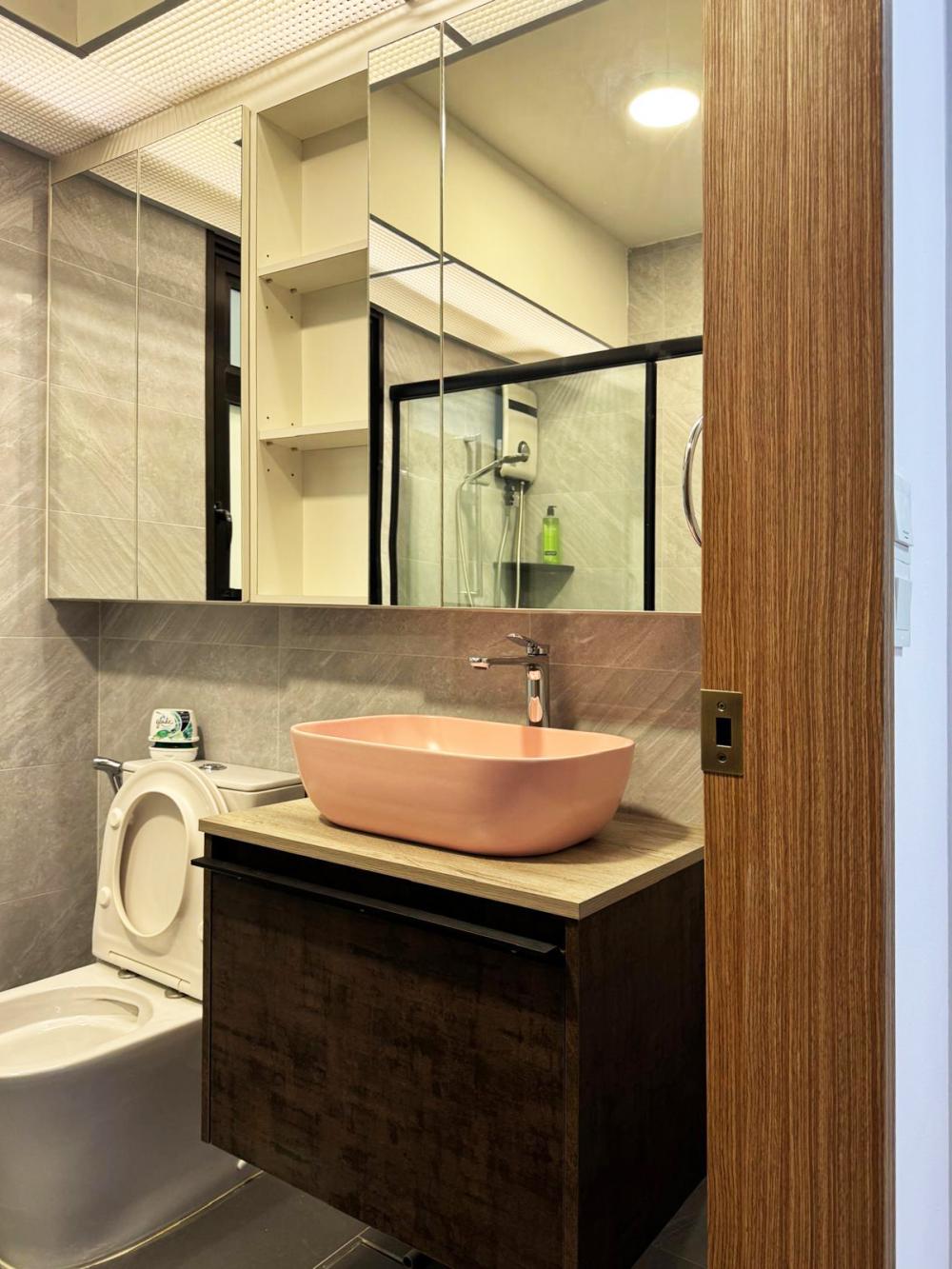 Minimalist Bathroom with Countertop and Vinyl Flooring
