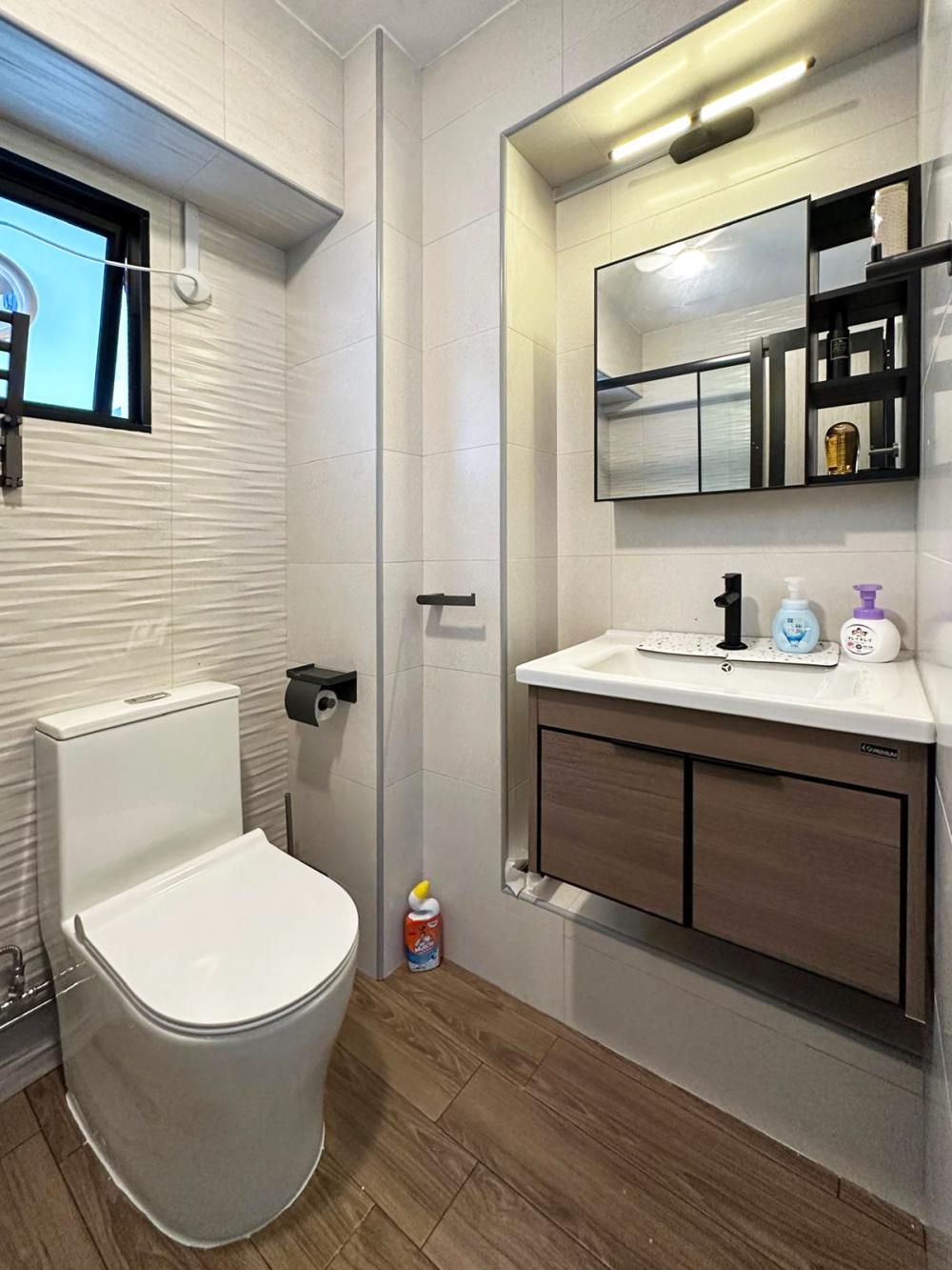 Modern Bathroom with Countertop and Vinyl Flooring