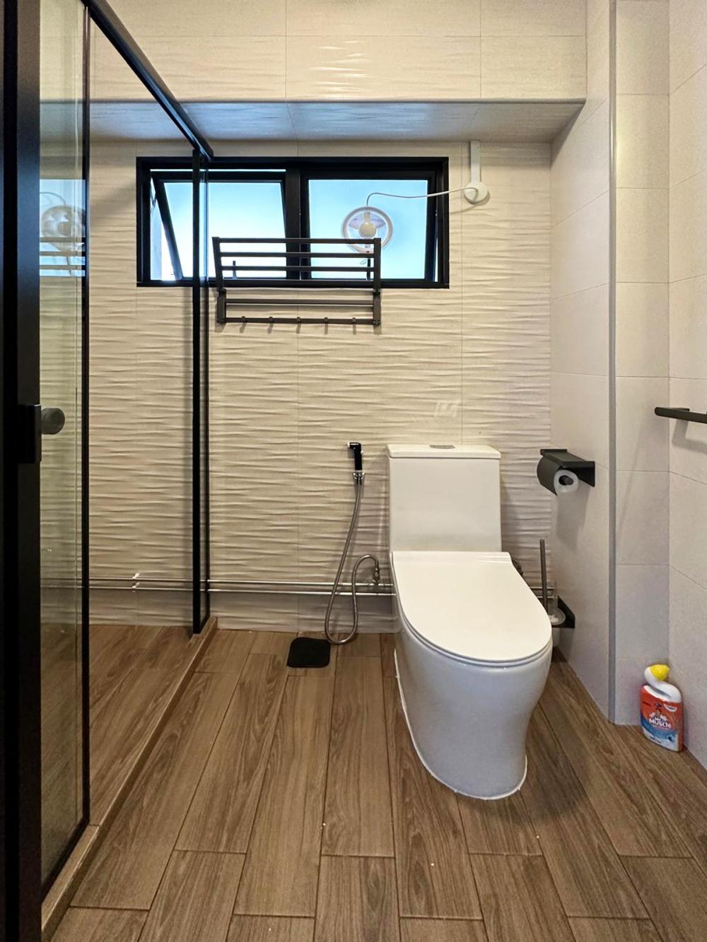 Modern Bathroom with Countertop and Vinyl Flooring