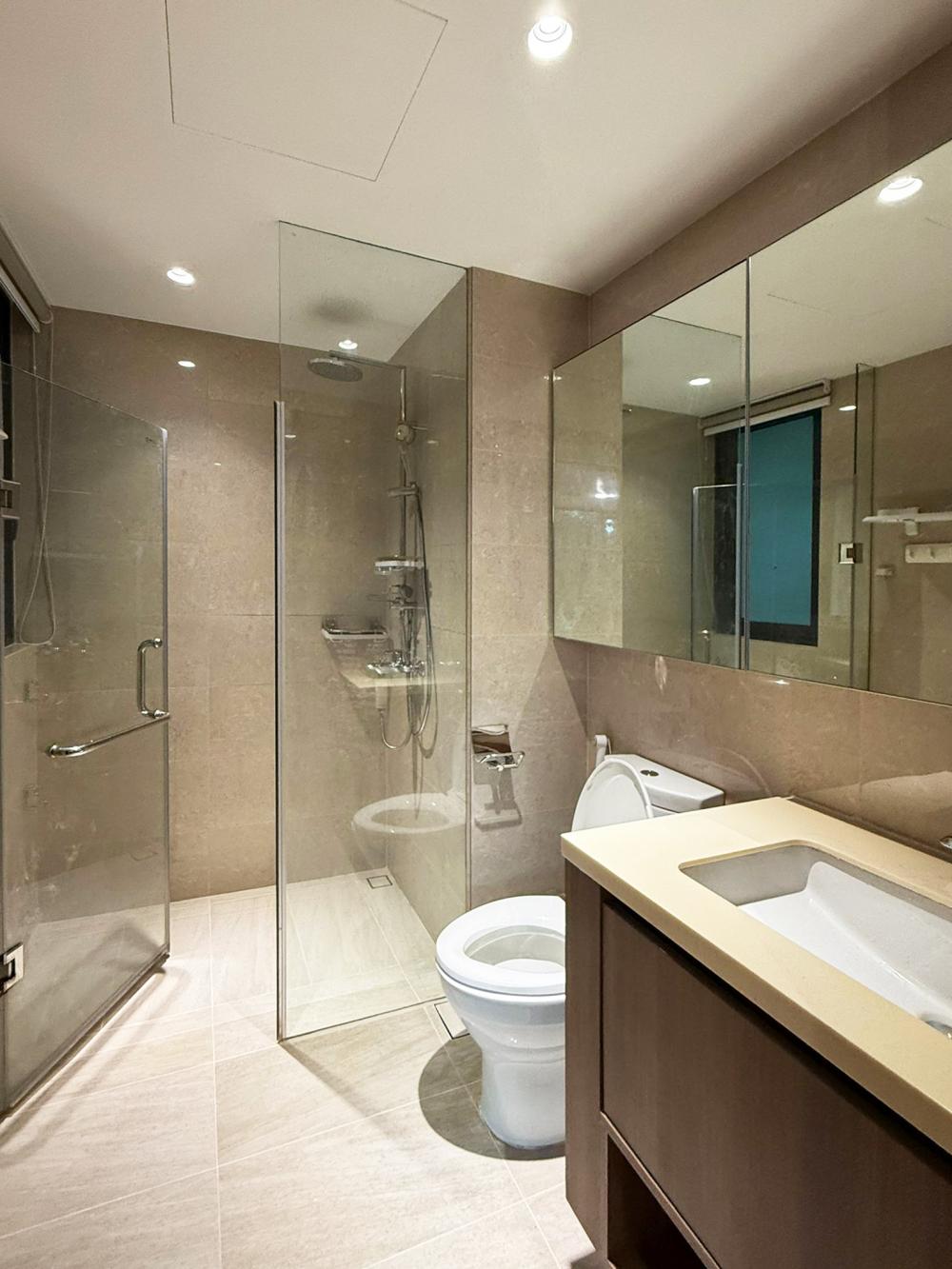 Modern Bathroom with Countertop and Vinyl Flooring