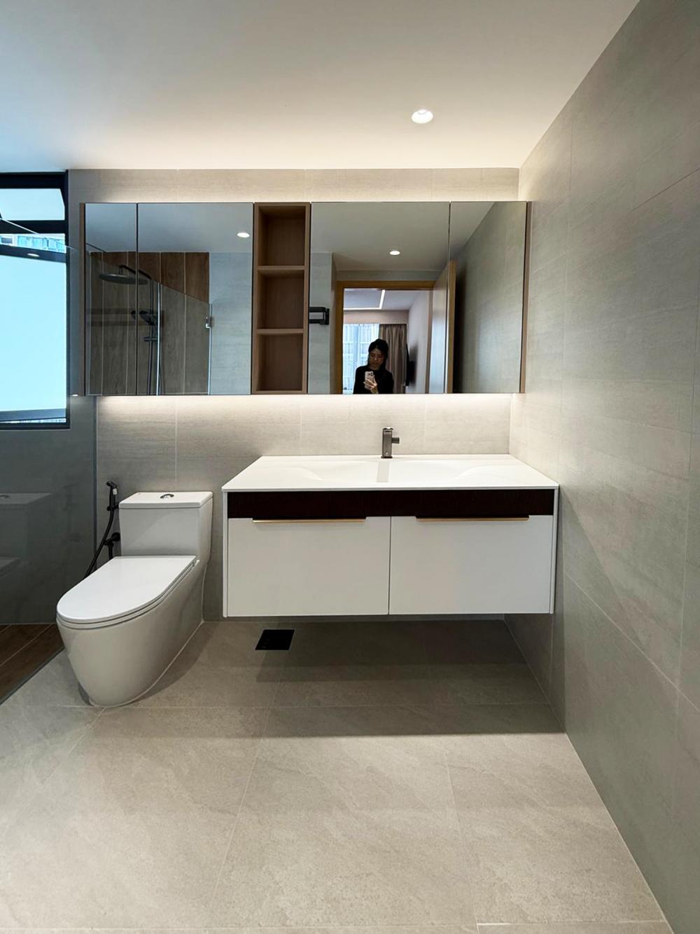 Modern Bathroom with Countertop and Vinyl Flooring