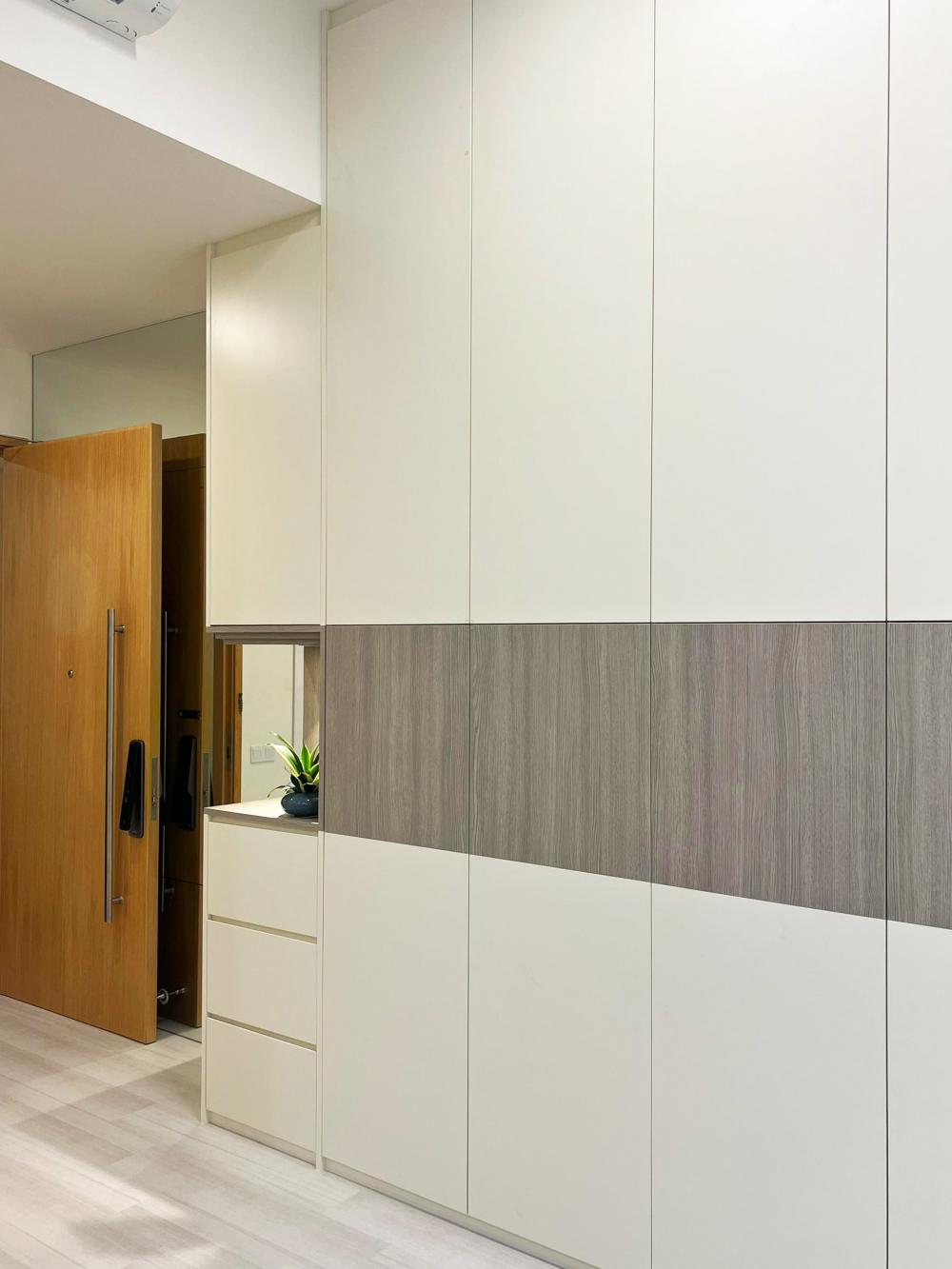 Modern Entryway with Mirror and Seating Bench
