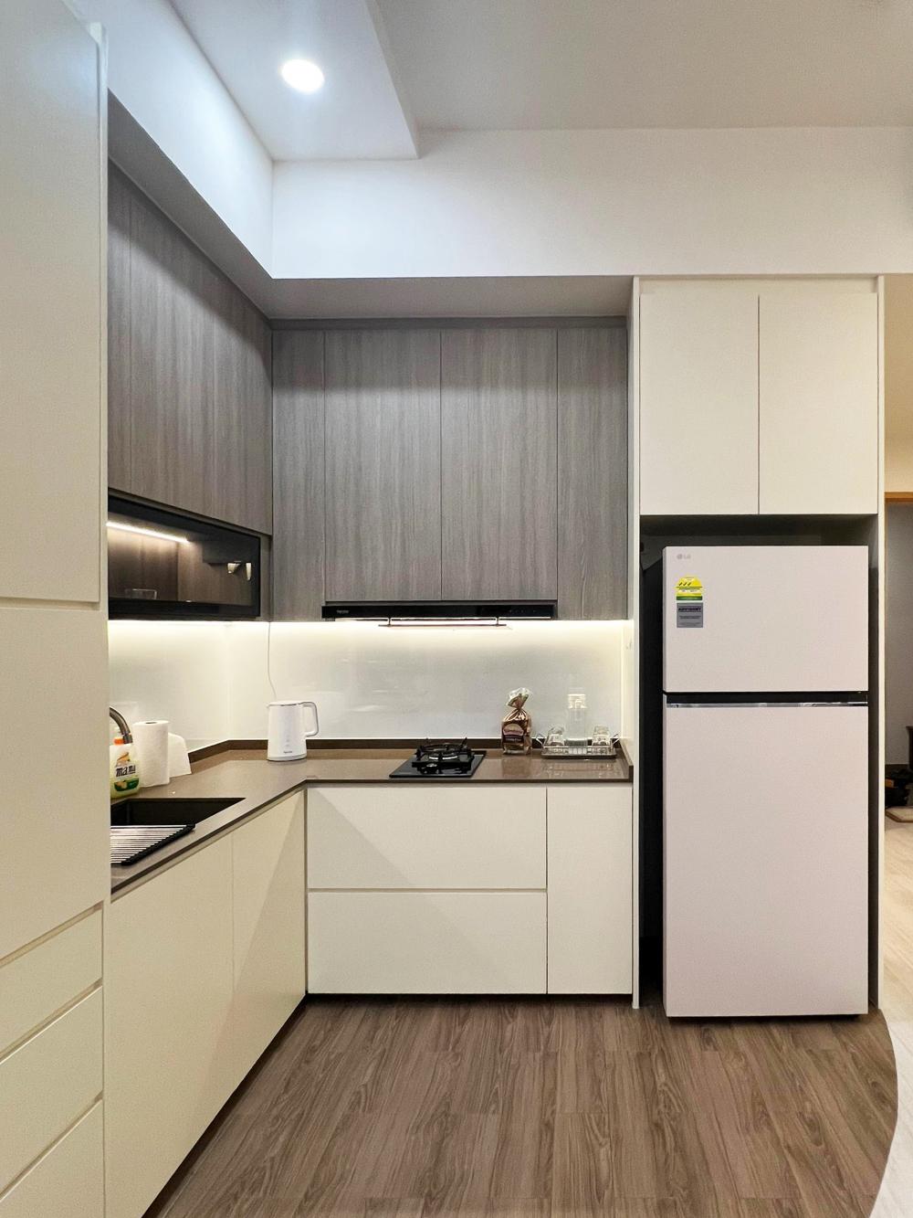 Modern Kitchen with Countertop and Vinyl Flooring