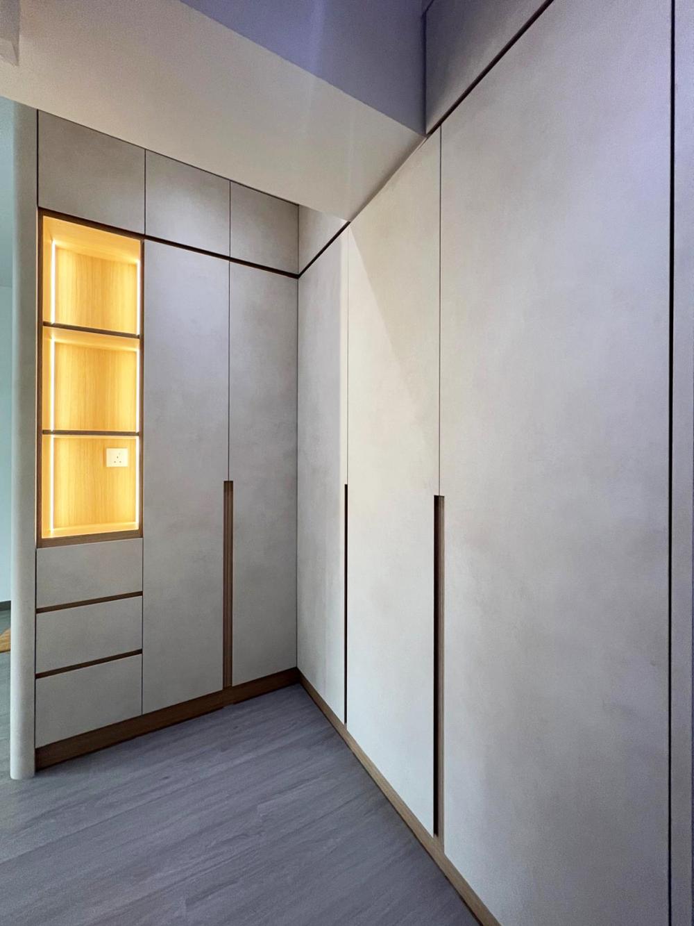 Minimalist Walk-in Wardrobe with Mirror and Wardrobe