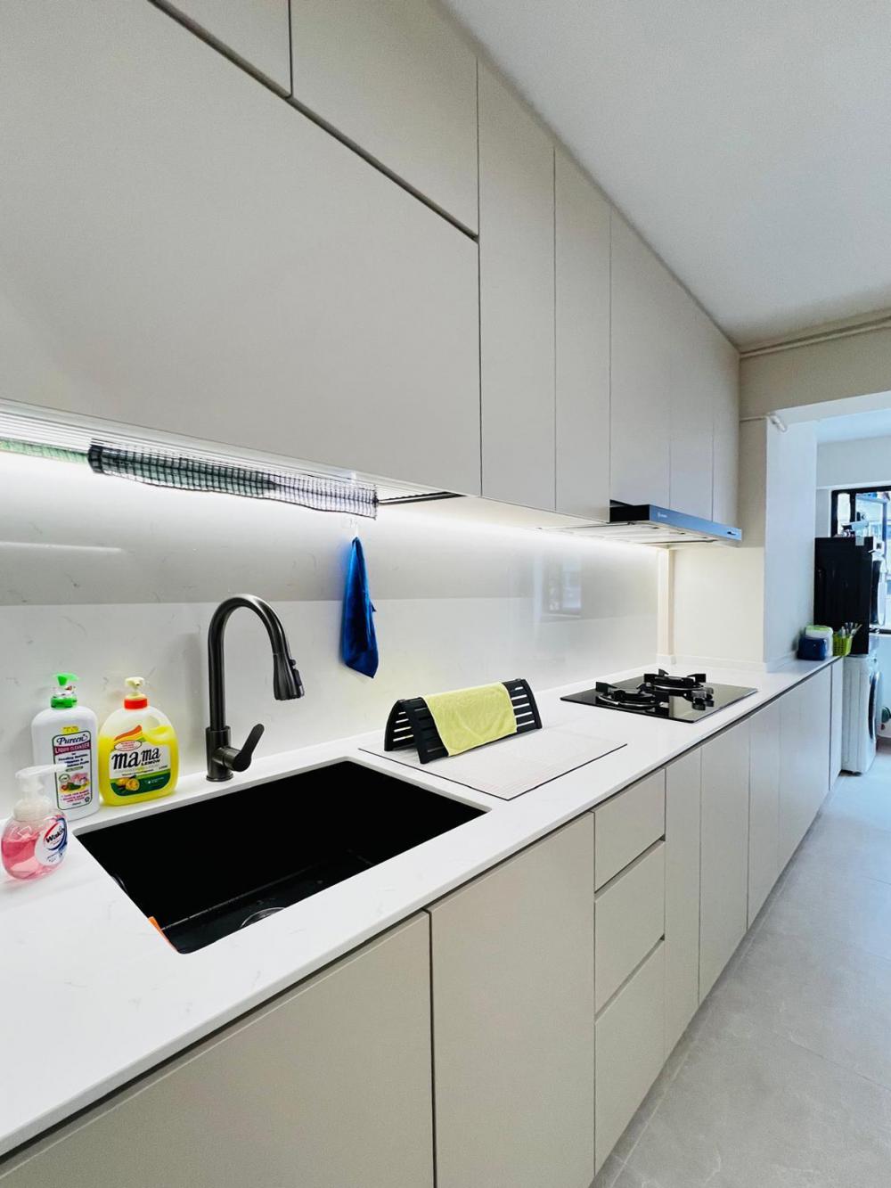 Modern Kitchen with Vinyl Flooring and Parquet Floor