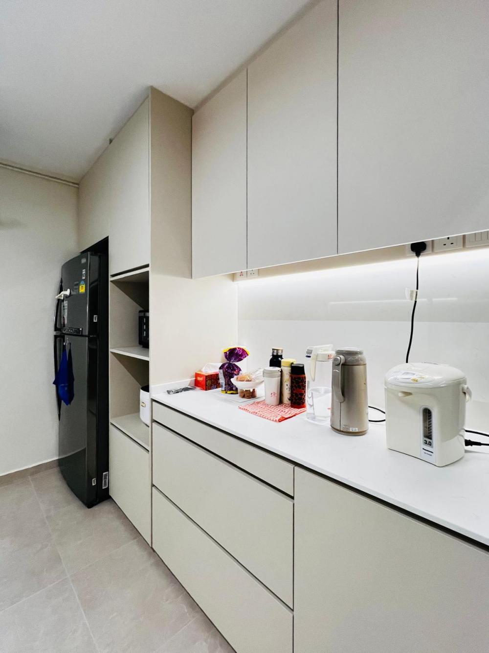 Modern Kitchen with Parquet Floor and Granite Floor