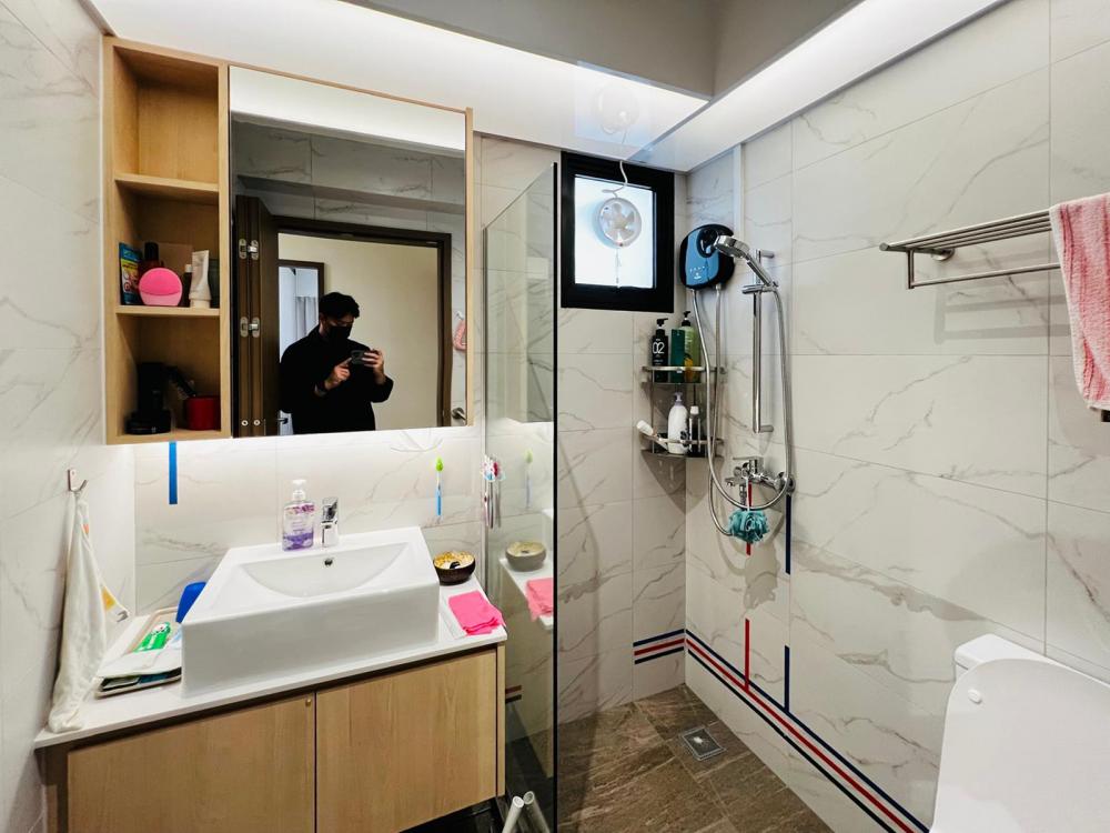 Modern Bathroom with Countertop and Vinyl Flooring