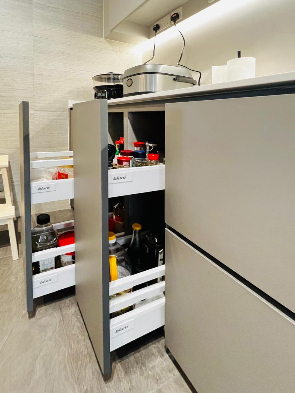 Modern Kitchen with Countertop and Homogeneous Tiles