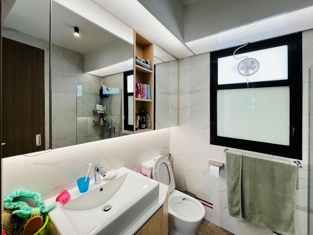 Modern Bathroom with Countertop and Vinyl Flooring