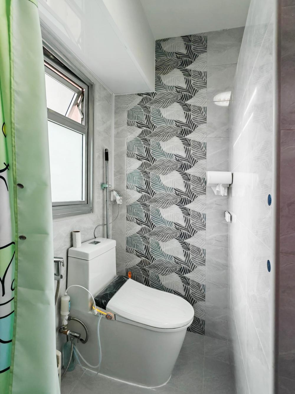 Modern Bathroom with Countertop and Vinyl Flooring