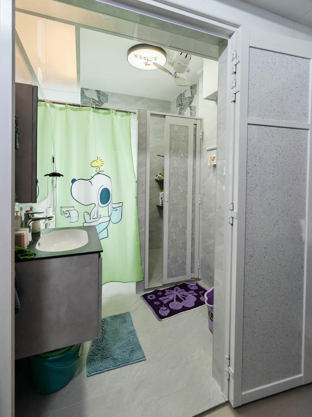 Modern Bathroom with Countertop and Vinyl Flooring