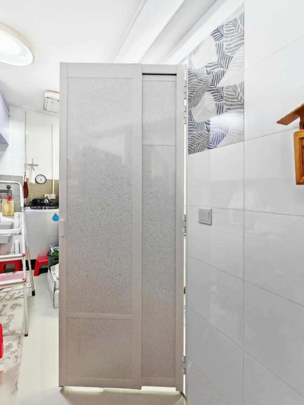 Modern Bathroom with Countertop and Vinyl Flooring