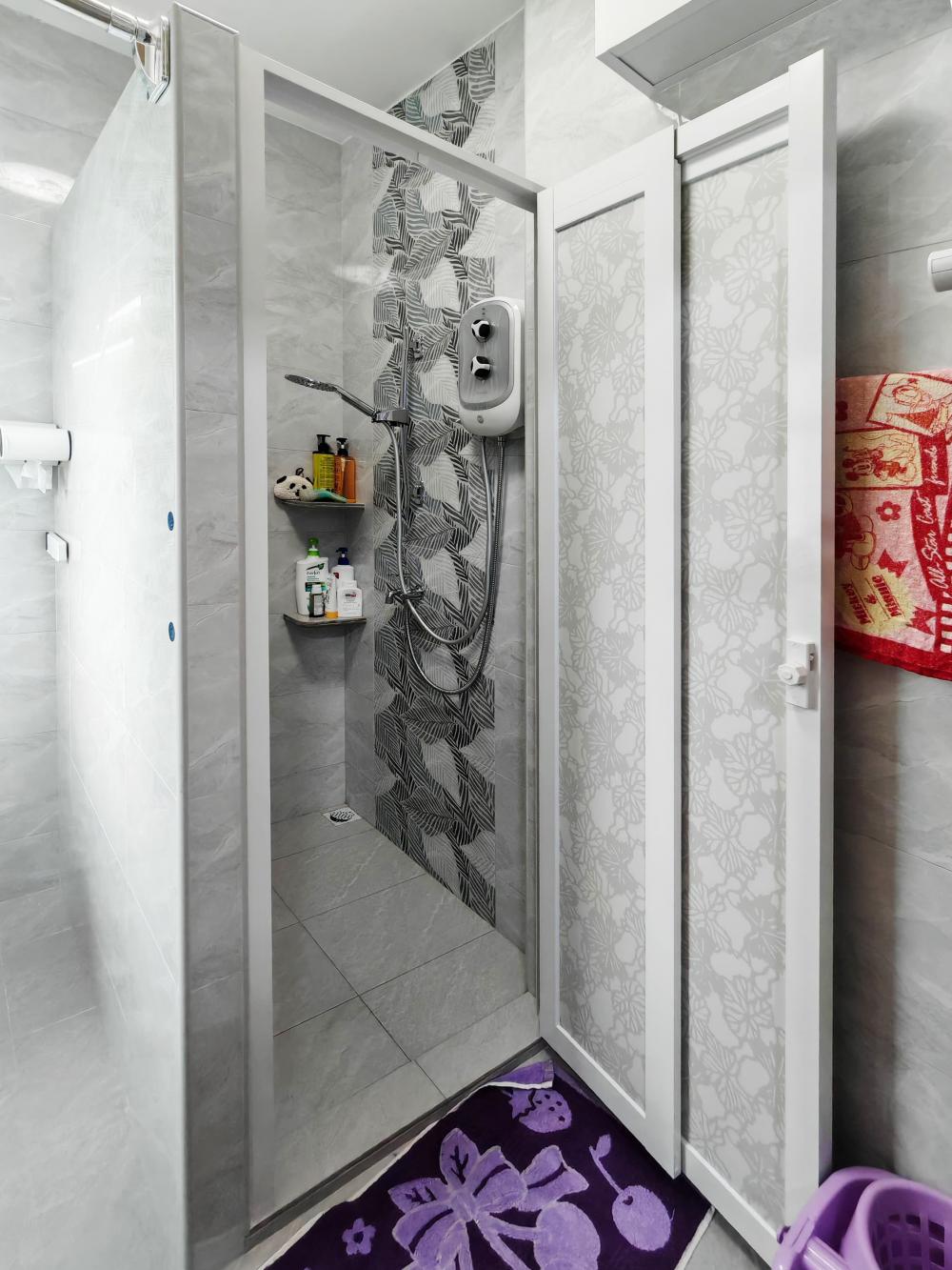 Modern Bathroom with Countertop and Vinyl Flooring