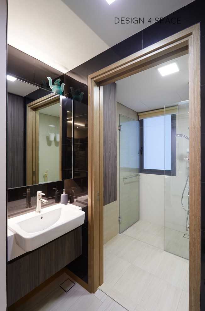 Modern Bathroom with Parquet Floor and Mirror