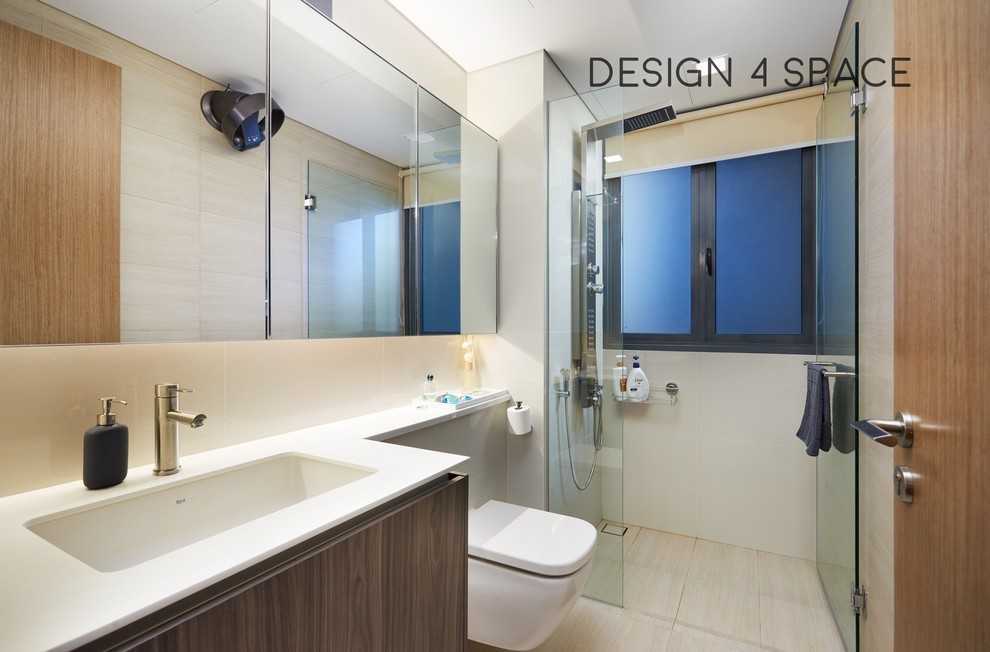 Modern Bathroom with Homogeneous Tiles and Mirror