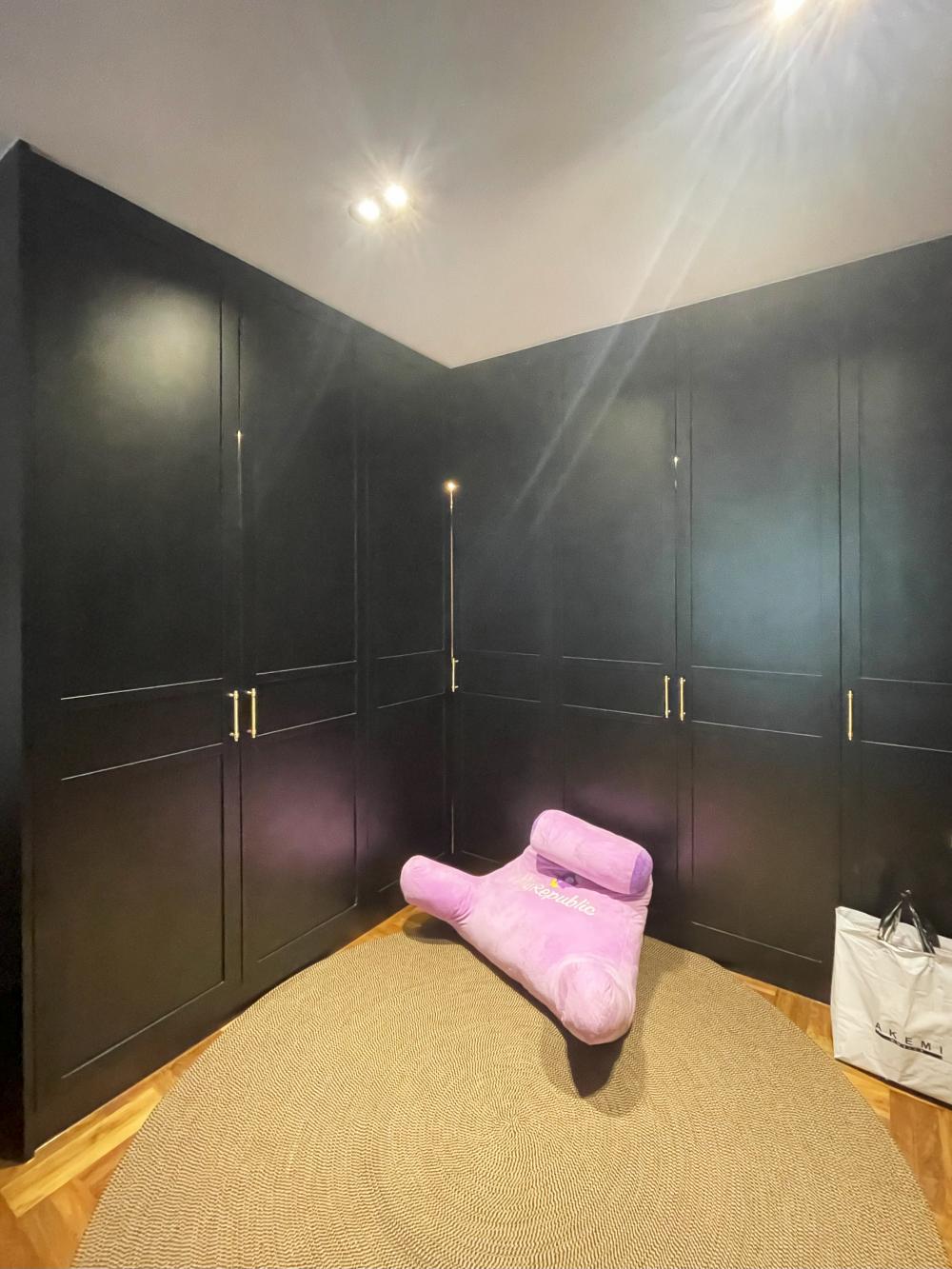 Modern Walk-in Wardrobe with Mirror and Wardrobe