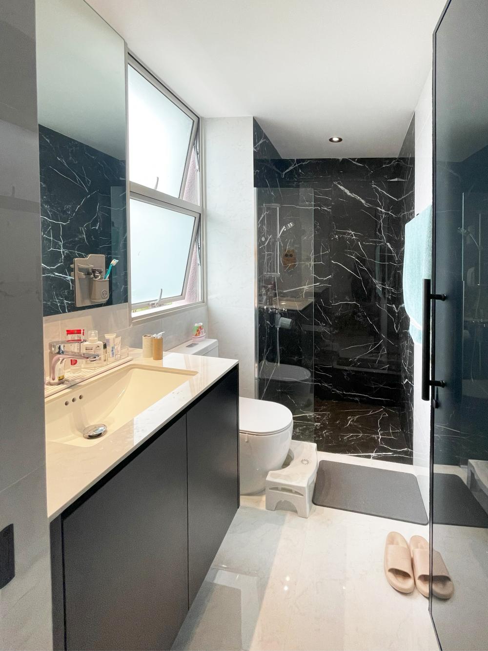 Modern Bathroom with Countertop and Vinyl Flooring