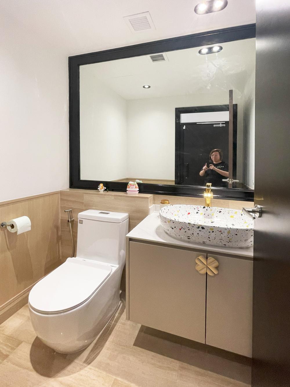 Modern Bathroom with Countertop and Vinyl Flooring