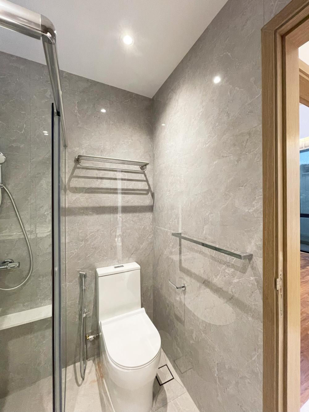 Modern Bathroom with Countertop and Vinyl Flooring