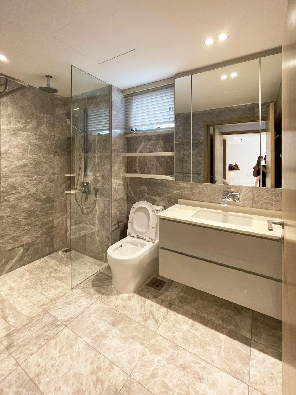 Modern Bathroom with Countertop and Vinyl Flooring