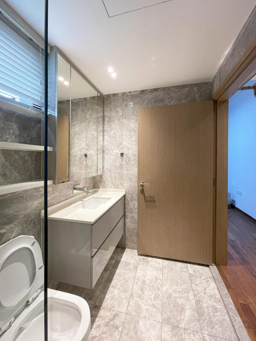 Modern Bathroom with Countertop and Vinyl Flooring