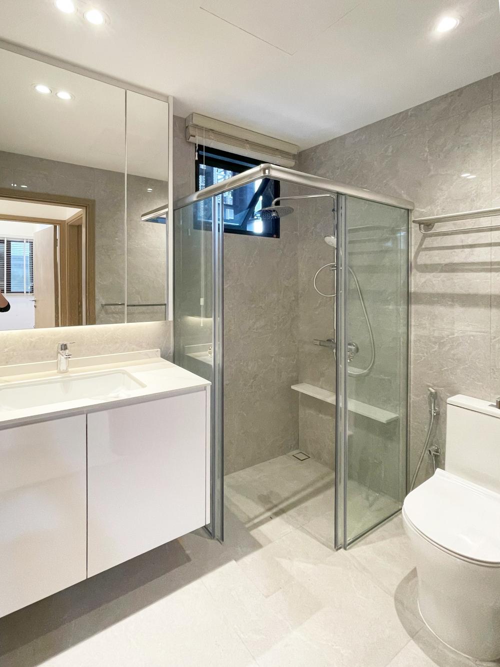 Modern Bathroom with Countertop and Vinyl Flooring