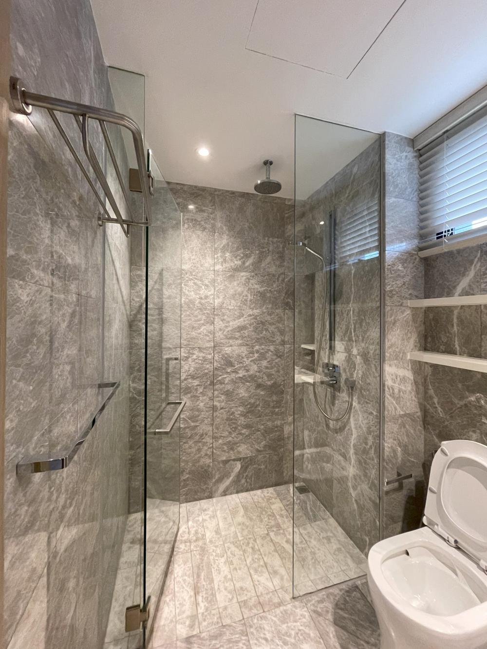 Modern Bathroom with Countertop and Vinyl Flooring
