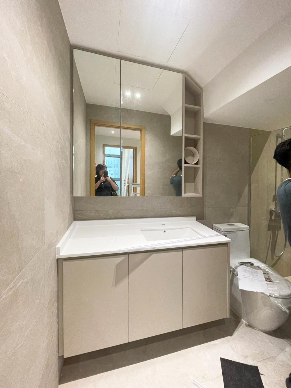 Modern Bathroom with Countertop and Vinyl Flooring