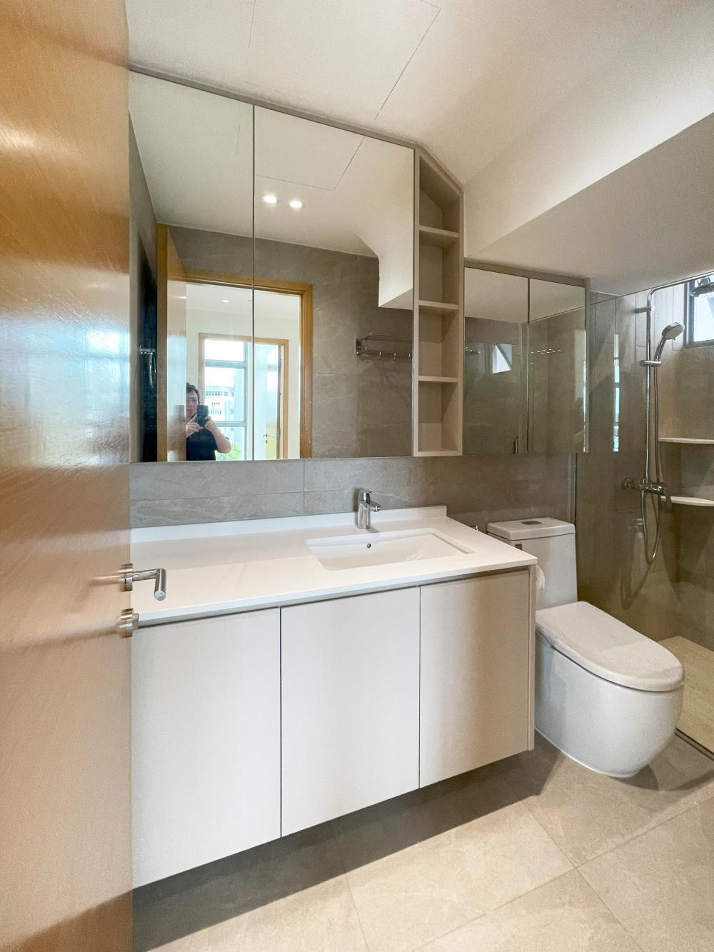 Modern Bathroom with Countertop and Vinyl Flooring