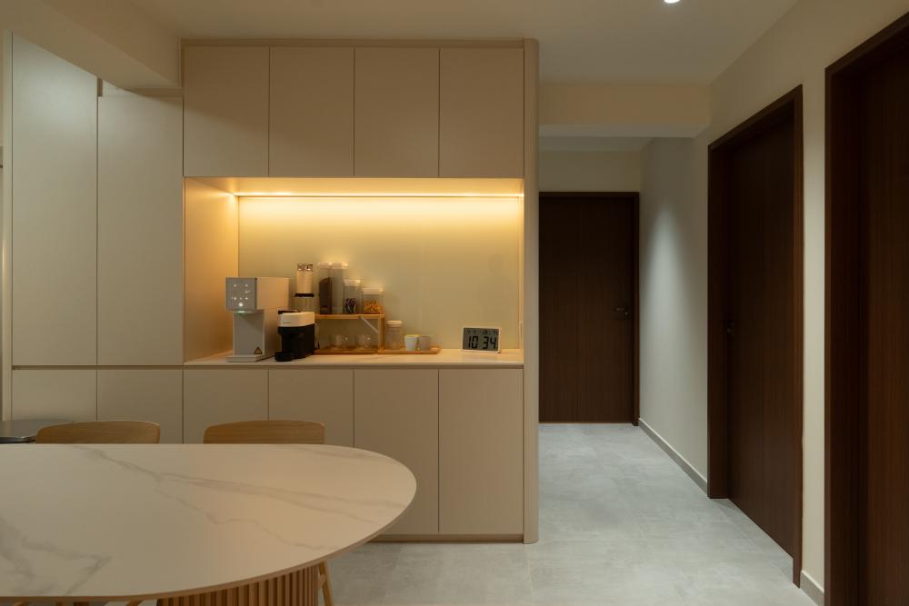 Contemporary Dining Room with Dining Table and Dining Chairs