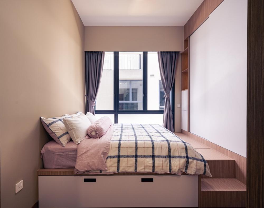 Contemporary Bedroom with Vinyl Flooring and Wardrobe