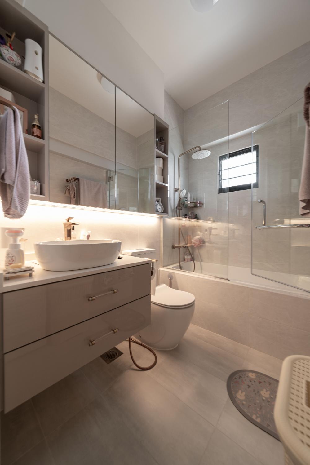 Transitional Bathroom with Mirror and Bathtub