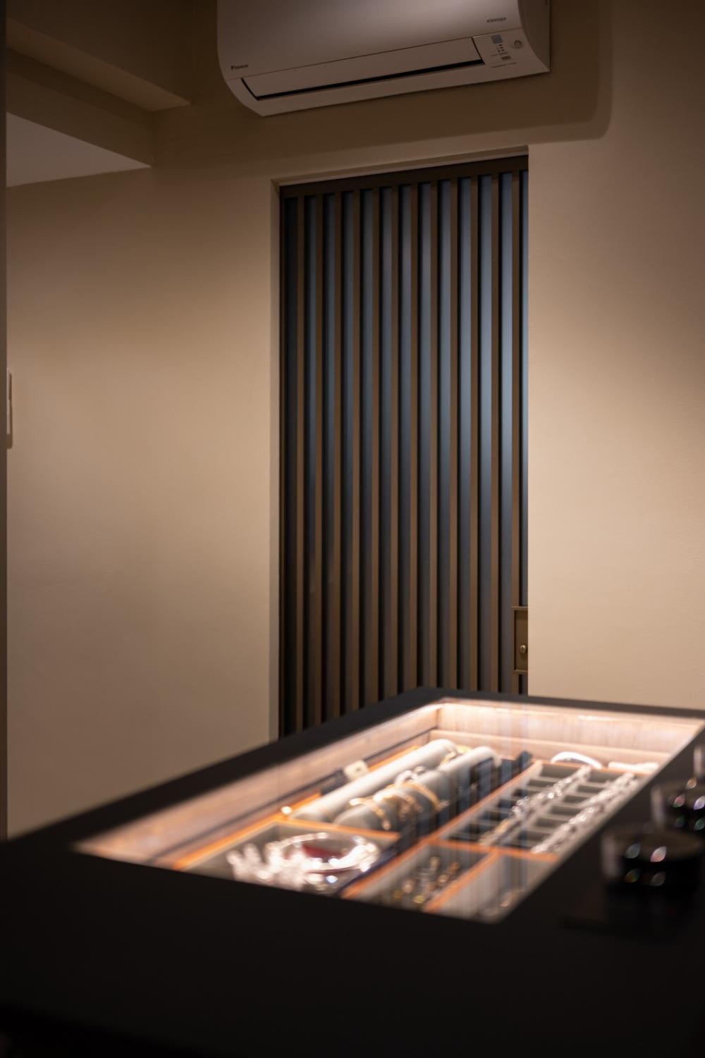 Modern Walk-in Wardrobe with Mirror and Wardrobe