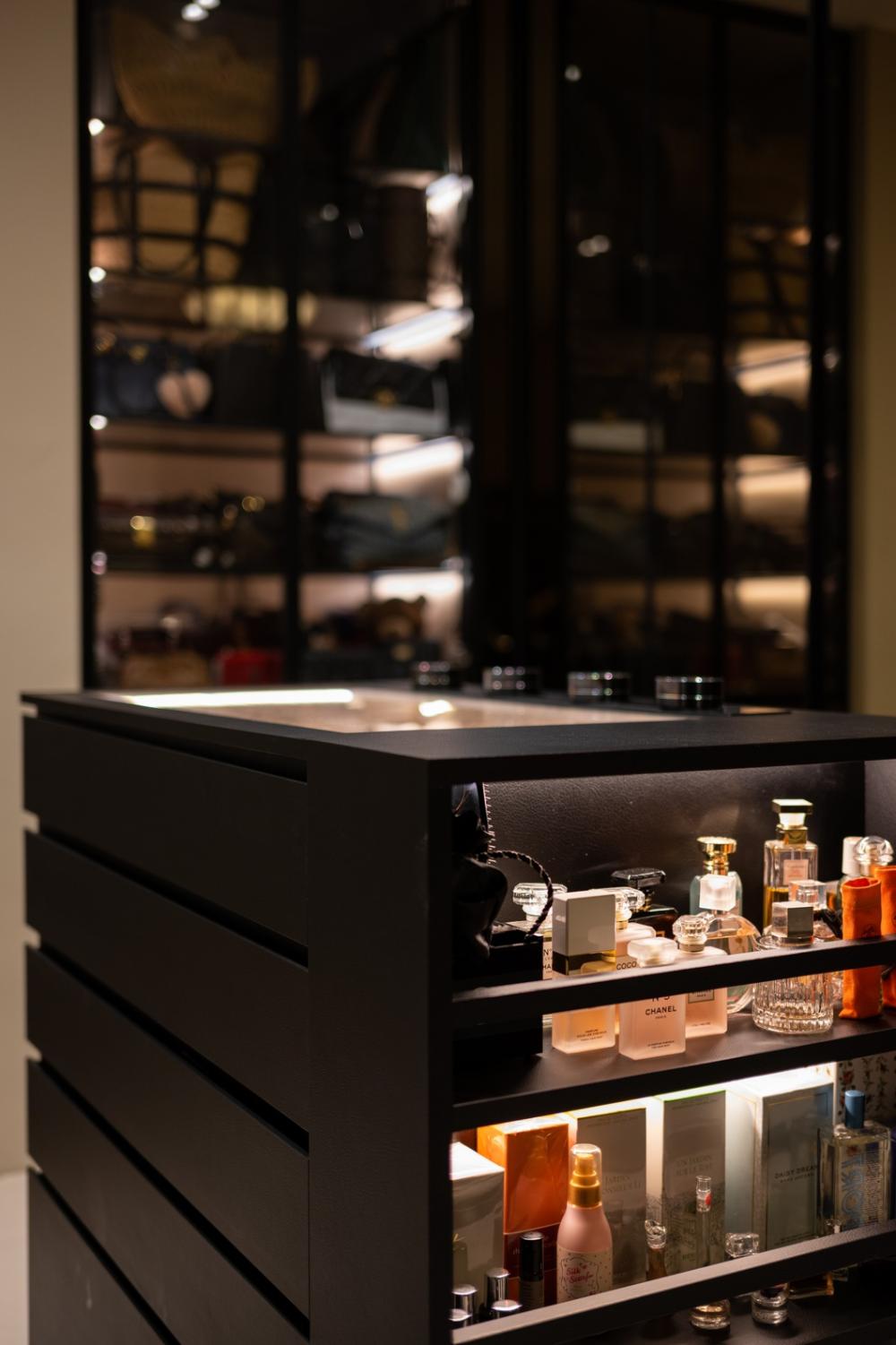 Modern Walk-in Wardrobe with Mirror and Wardrobe