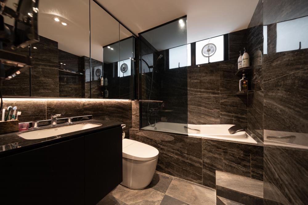 Modern Bathroom with Mirror and Bathtub