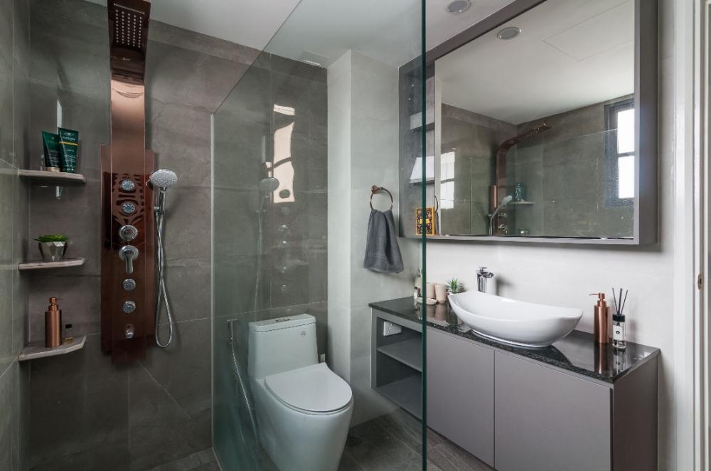 Modern Bathroom with Countertop and Mirror