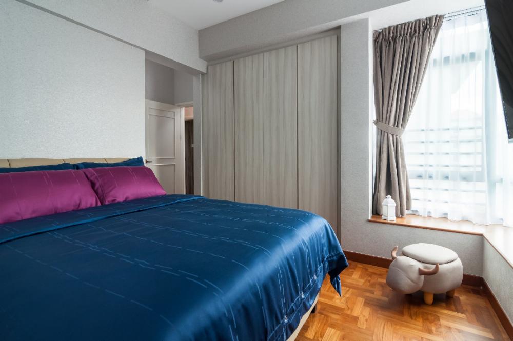 Modern Bedroom with Parquet Floor and Bay Window