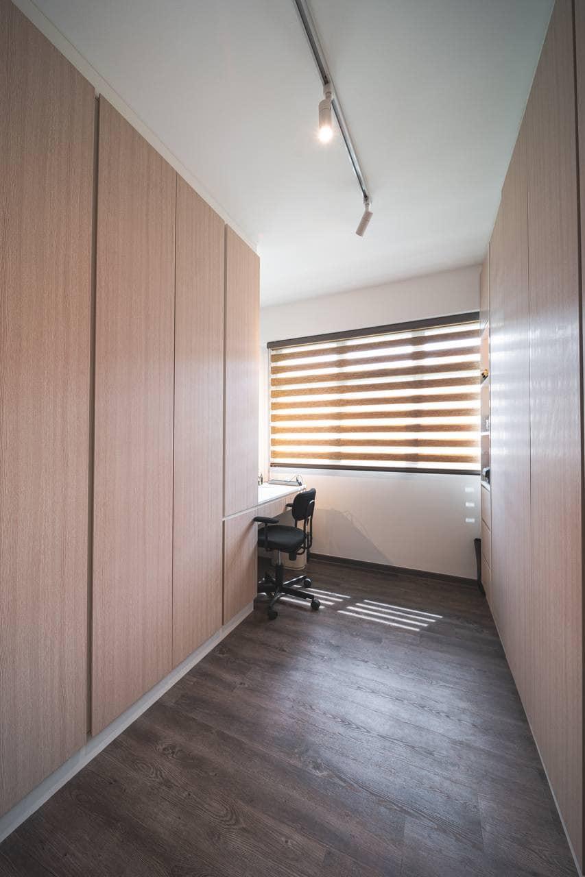Modern Walk-in Wardrobe with Mirror and Wardrobe